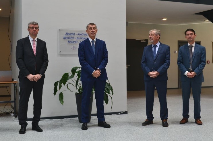 El Primer Ministro de República Checa inaugura el nuevo Centro de Formación profesional de TOS VARNSDORF